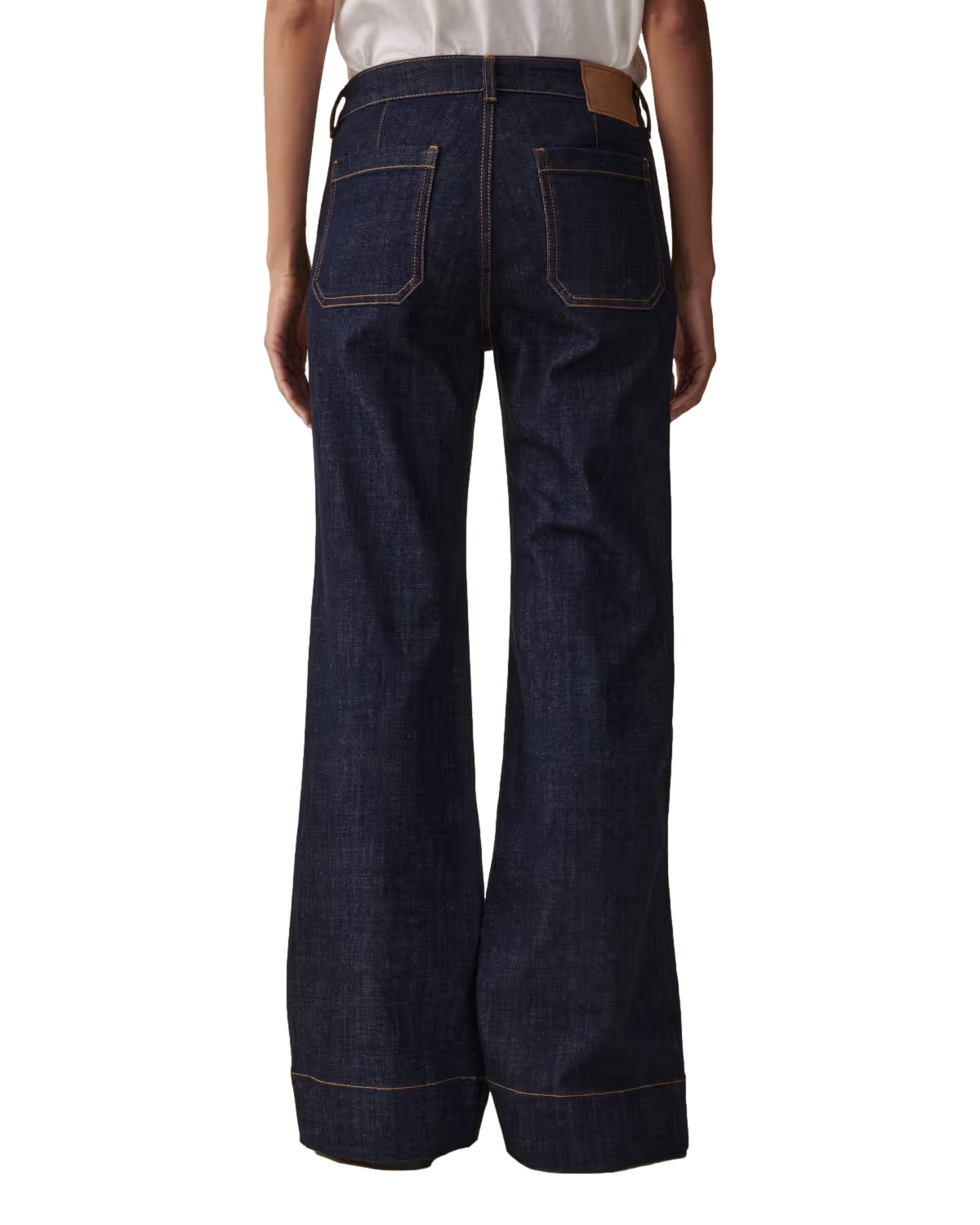Jeanerica St Monica Low Blue Rinse jeans i mørkeblå med klassisk passform og lett vasket finish, viste på modell.
