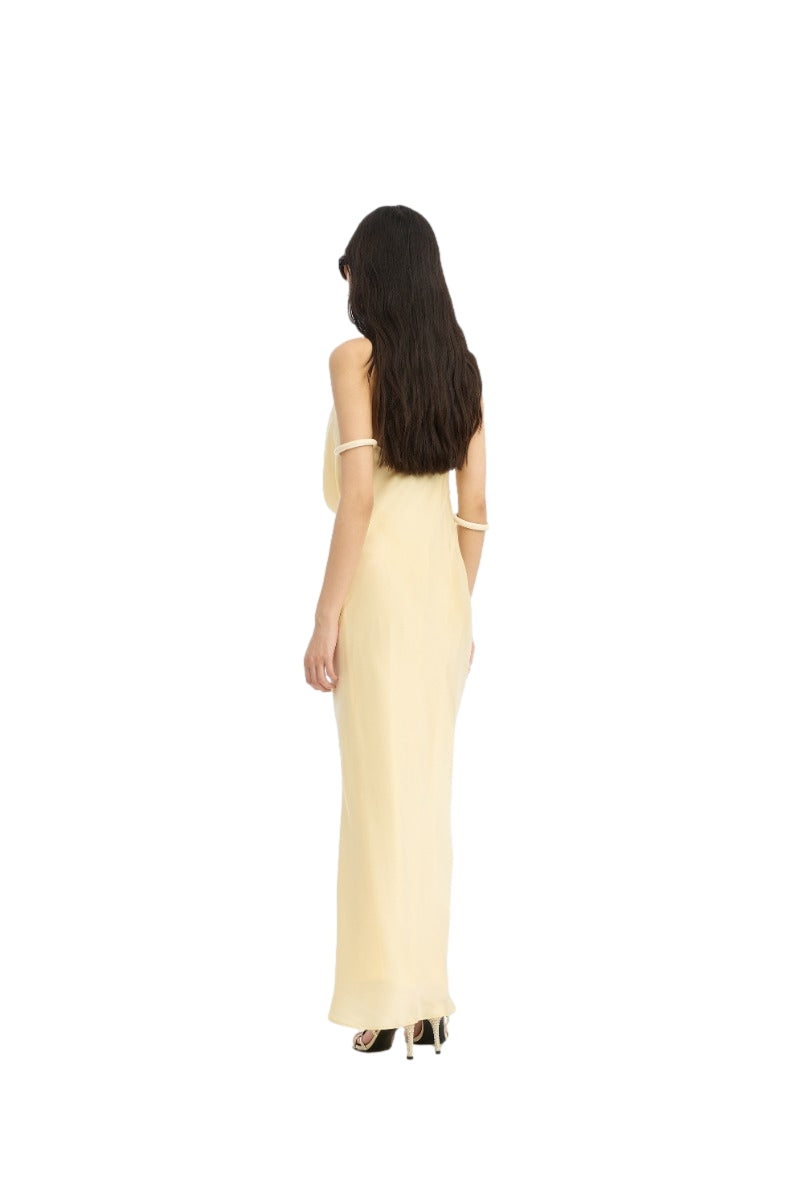 Lys pastellgul chiffon kjole med halterneck fra ROTATE, elegant og lett stoff, perfekt for sommerlige anledninger.