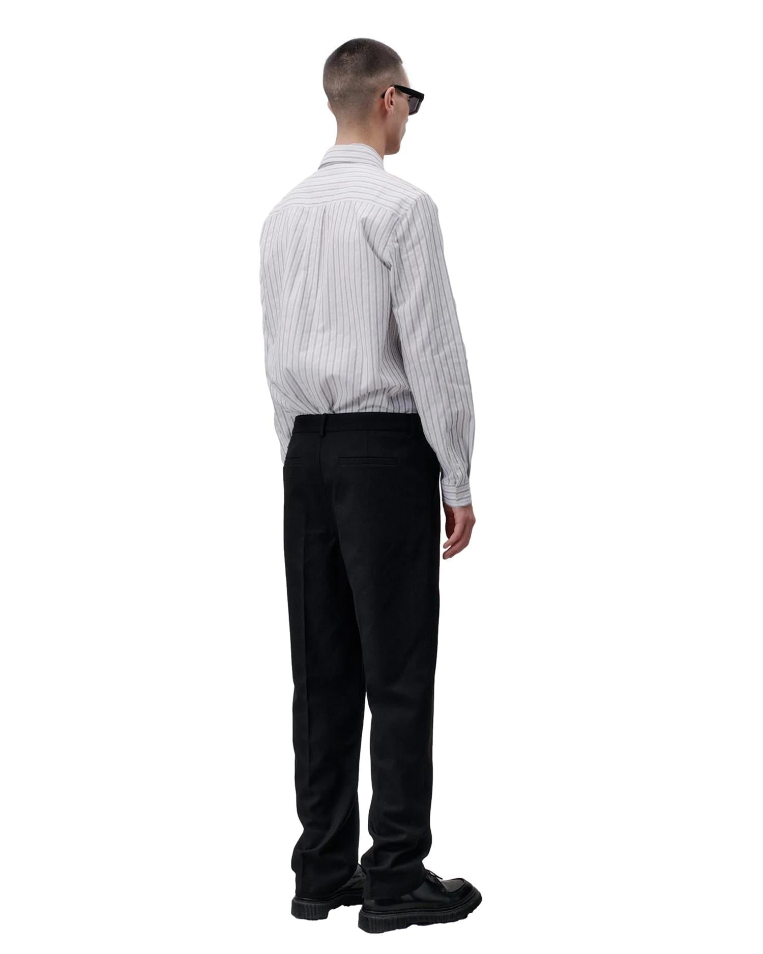 Sort Libertine Libertine Decade skreddersydde bukser med smal passform og elegante detaljer, vist på modell.