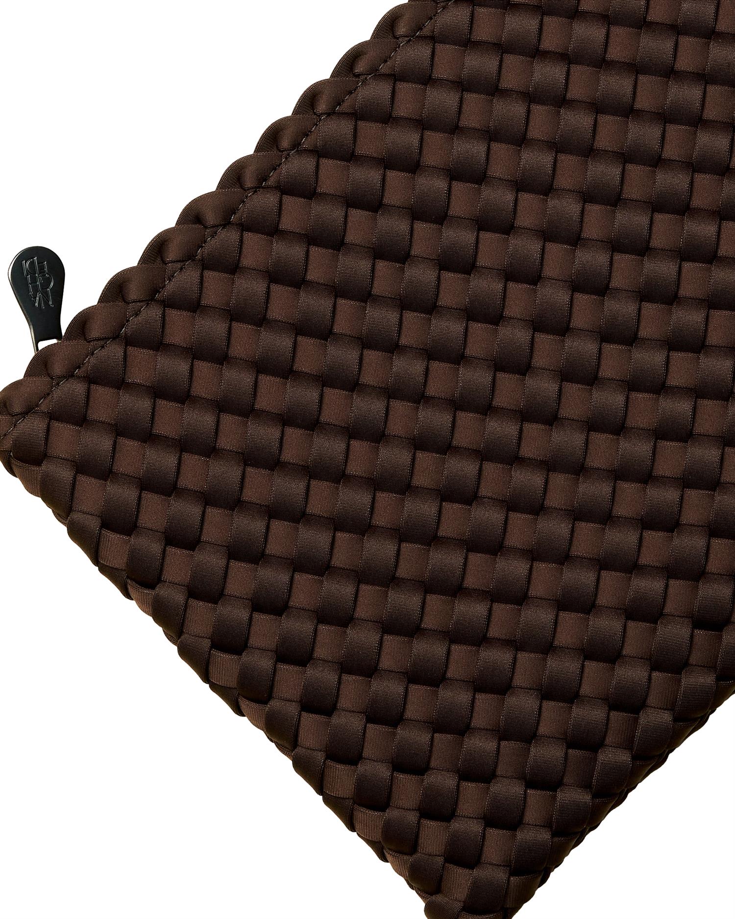 Naghedi Nomad Medium Hobo veske i mørkebrun, myk lærtekstur og romslig design for daglig bruk.