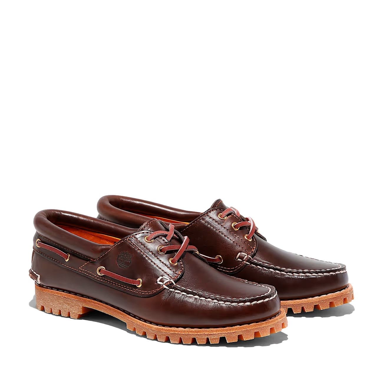 Brune Timberland Noreen båtsko med lærrem og hvit såle, vises med nærbilde av skoens tekstur og design.