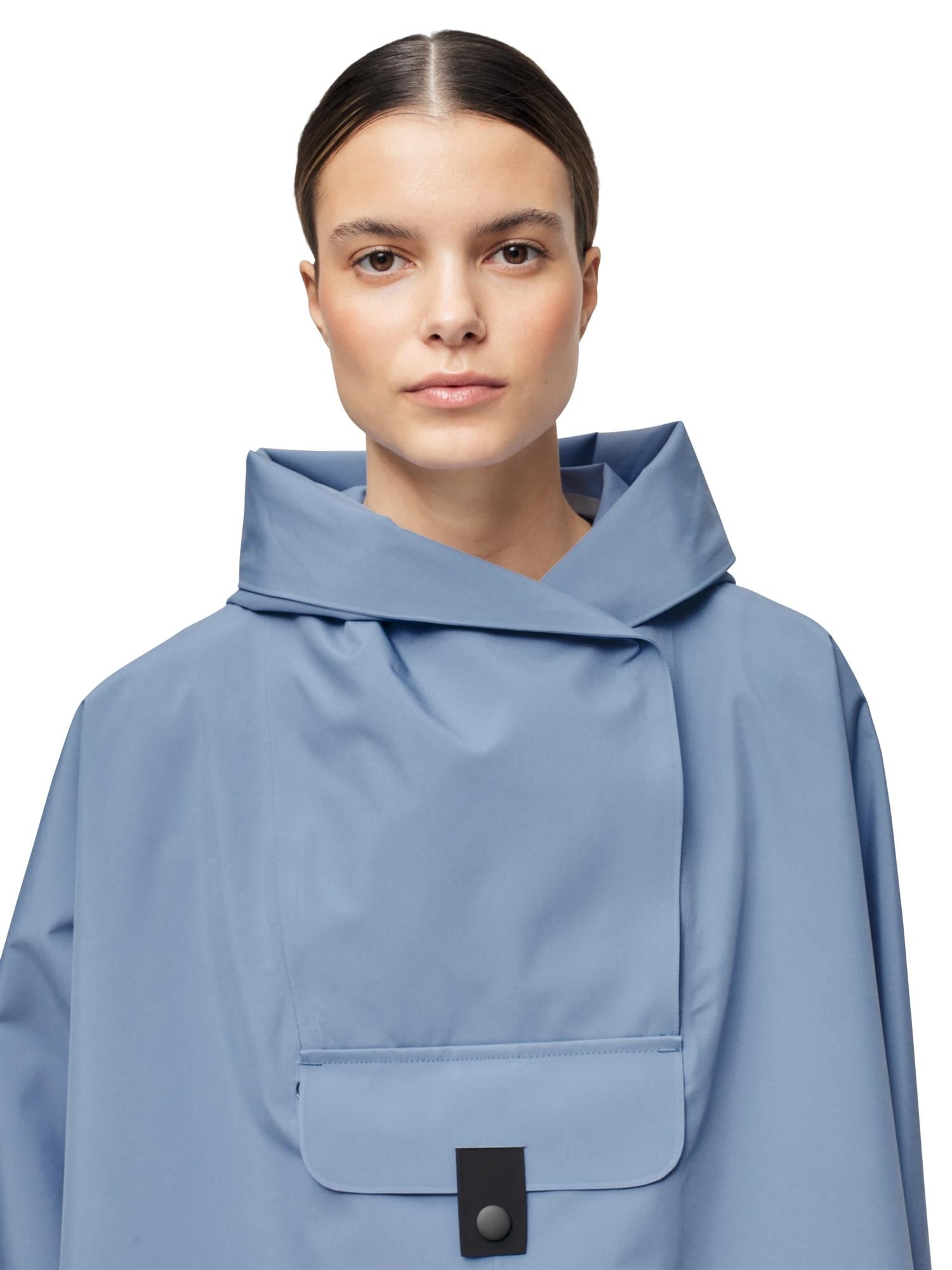 Blæst Bergen Poncho Blue Hour Jakke Lyseblå - modostore.no