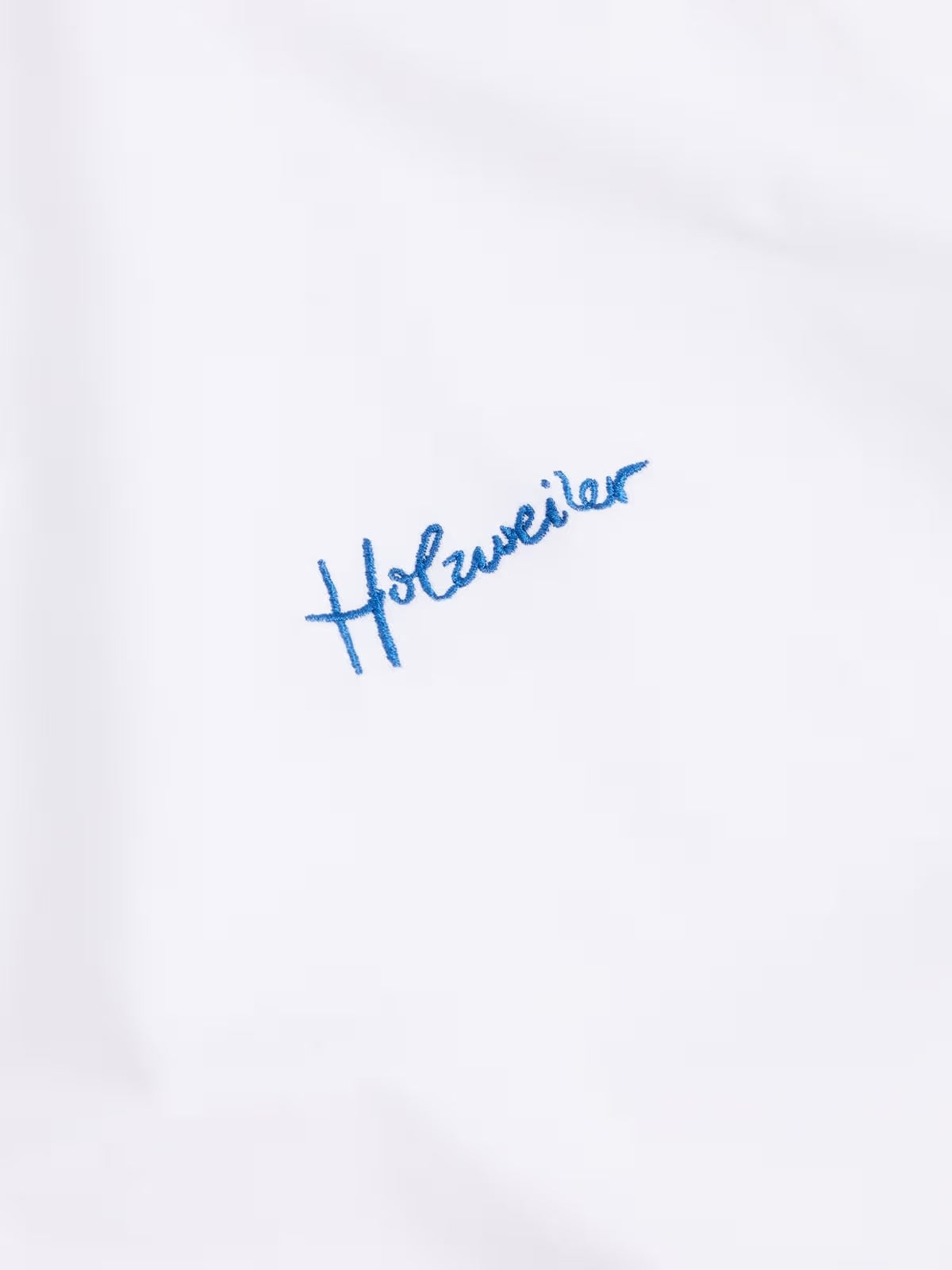 Holzweiler Tucker T-skjorte i hvit og blå med broderi, casual t-skjorte for menn eller kvinner.
