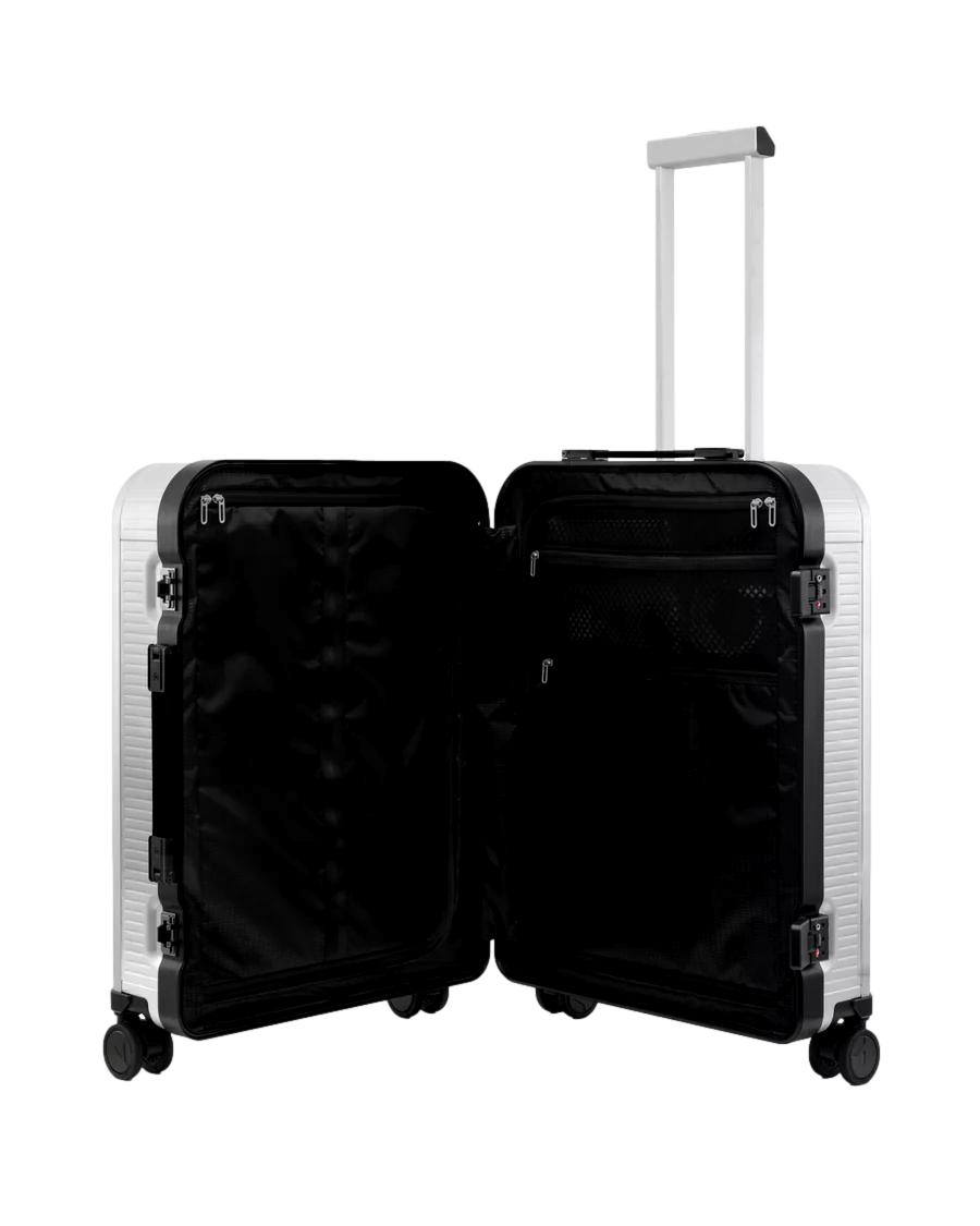 Db Ramverk Alu Check-In koffert i sølv og sort, medium størrelse, med hjul og teleskophåndtak for reise.
