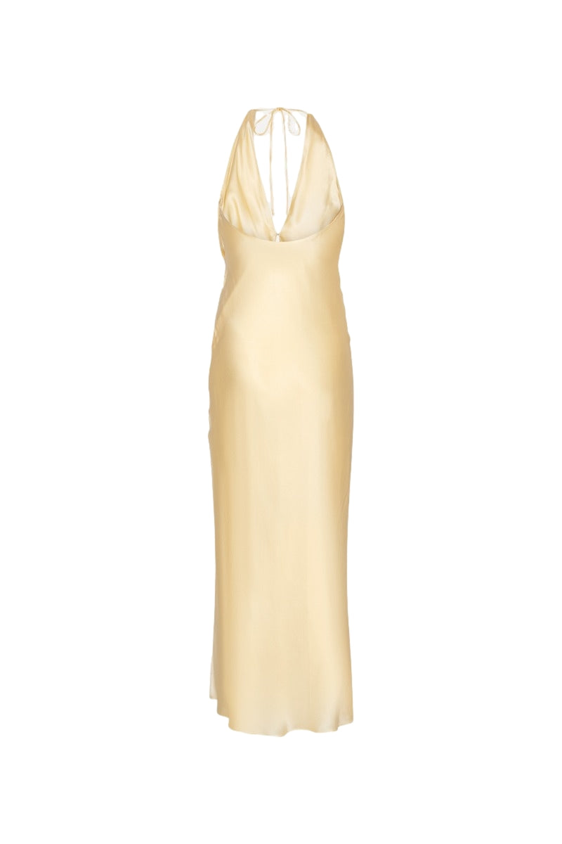 Lys pastellgul chiffon kjole med halterneck fra ROTATE, flytende stoff og elegant design.