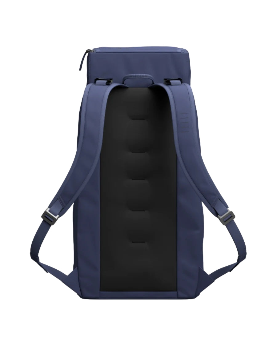 DB Hugger Backpack 30L i blå time, mørkeblå sekke med justerbare stropper og romslig hovedrom, perfekt for dagsturer.