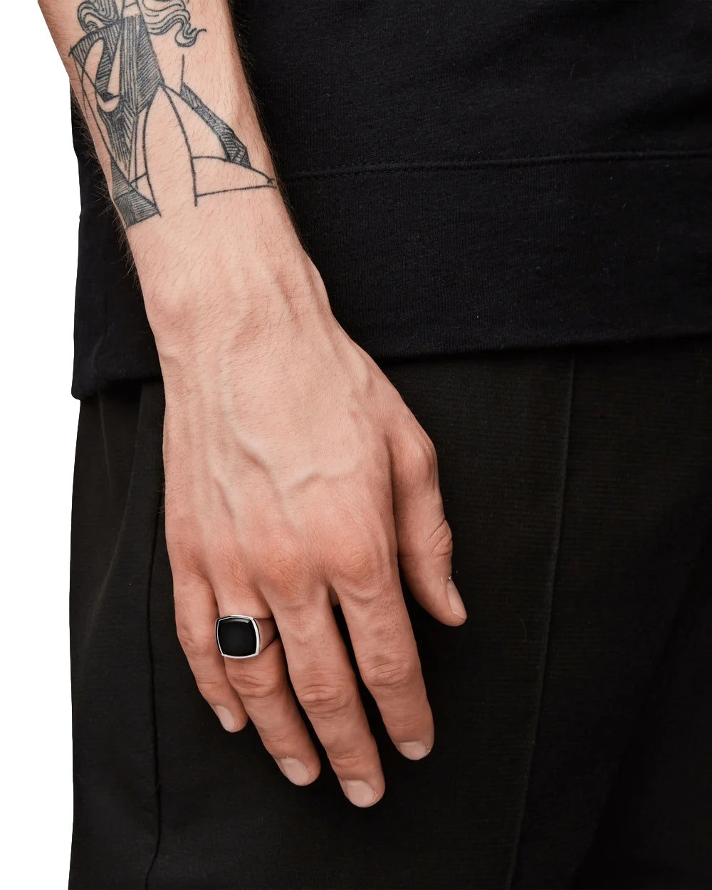 Tom Wood sølvring med svart onyx stein, unisex smykke, elegant design, vises med fokus på stein og sølvmateriale.