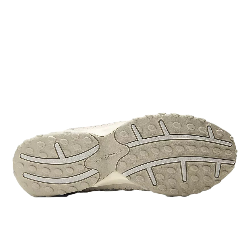 Beige New Balance 204L L2SZ Sea Salt sko med mønster, vises på bildet med komfortabel design og stilfulle detaljer.
