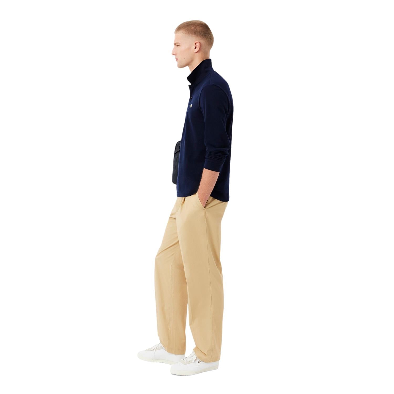 Navy Lacoste langermet polo skjorte i klassisk passform, vises med knappestolpe og piqué-tekstur.