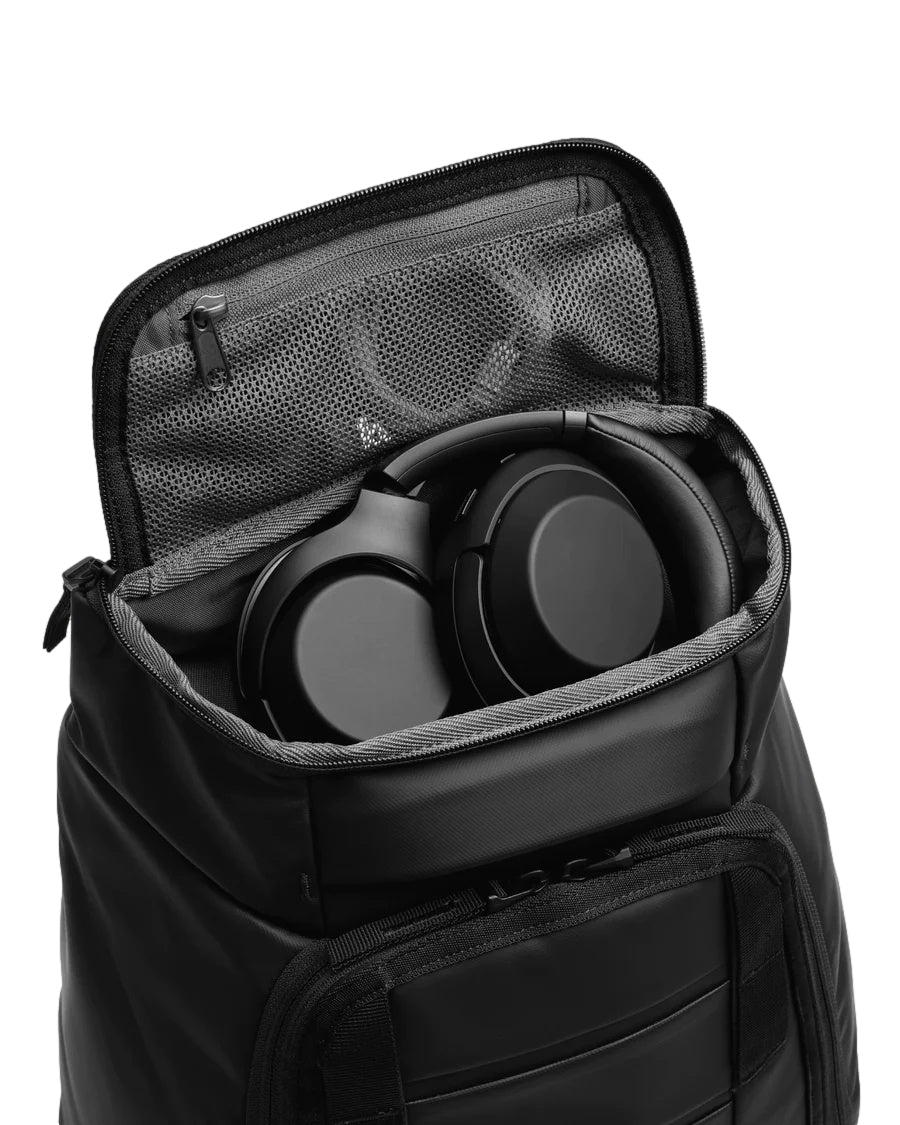 Db Hugger Backpack 25L i blå time, en mørkeblå sekk med polstret skulderstropper og romslig design.