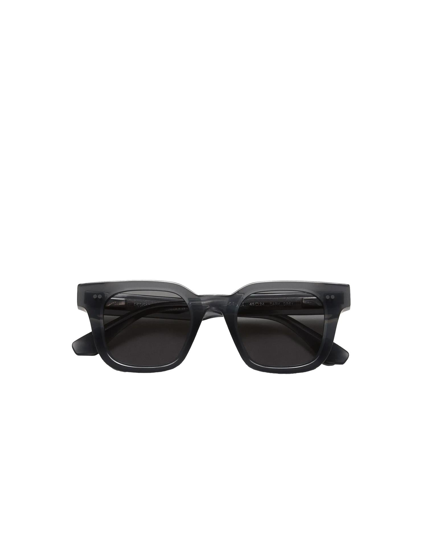 Chimi Eyewear 04 mørkegrå solbriller med avlang form og svarte innfatning, solbriller for stilfull utendørsbruk.