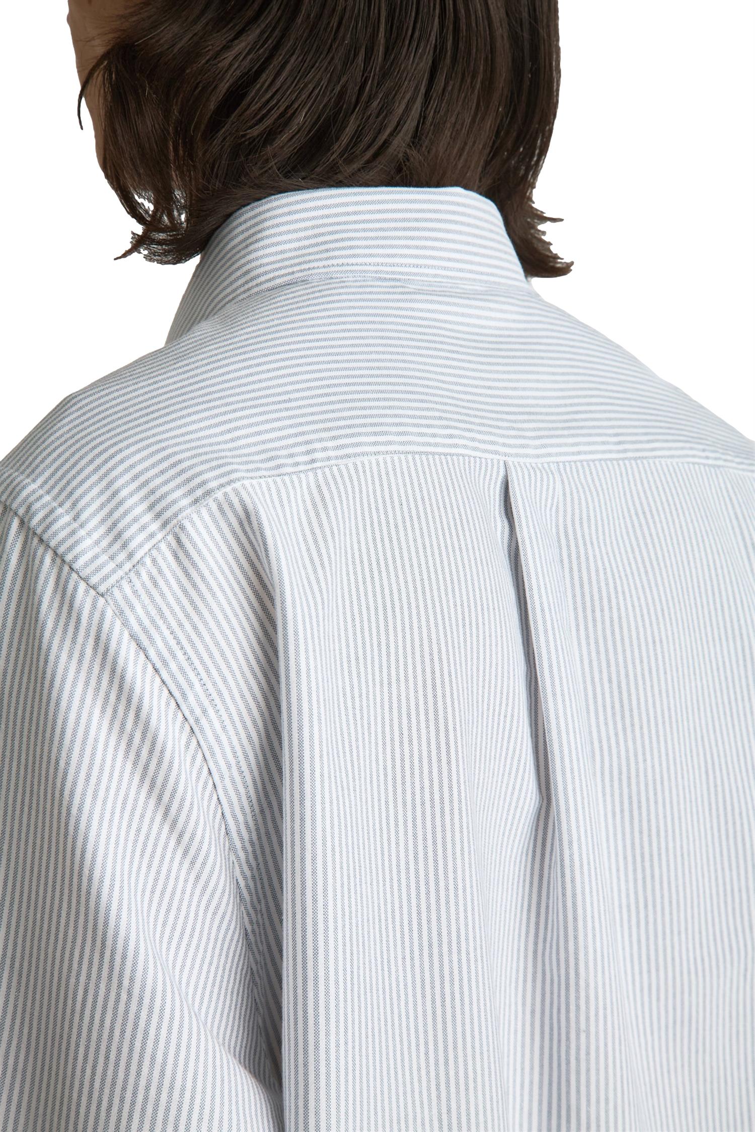 Livid initial navy pinstripe skjorte med striper, vises på bildet, laget av mykt, elegant stoff i klassisk design.