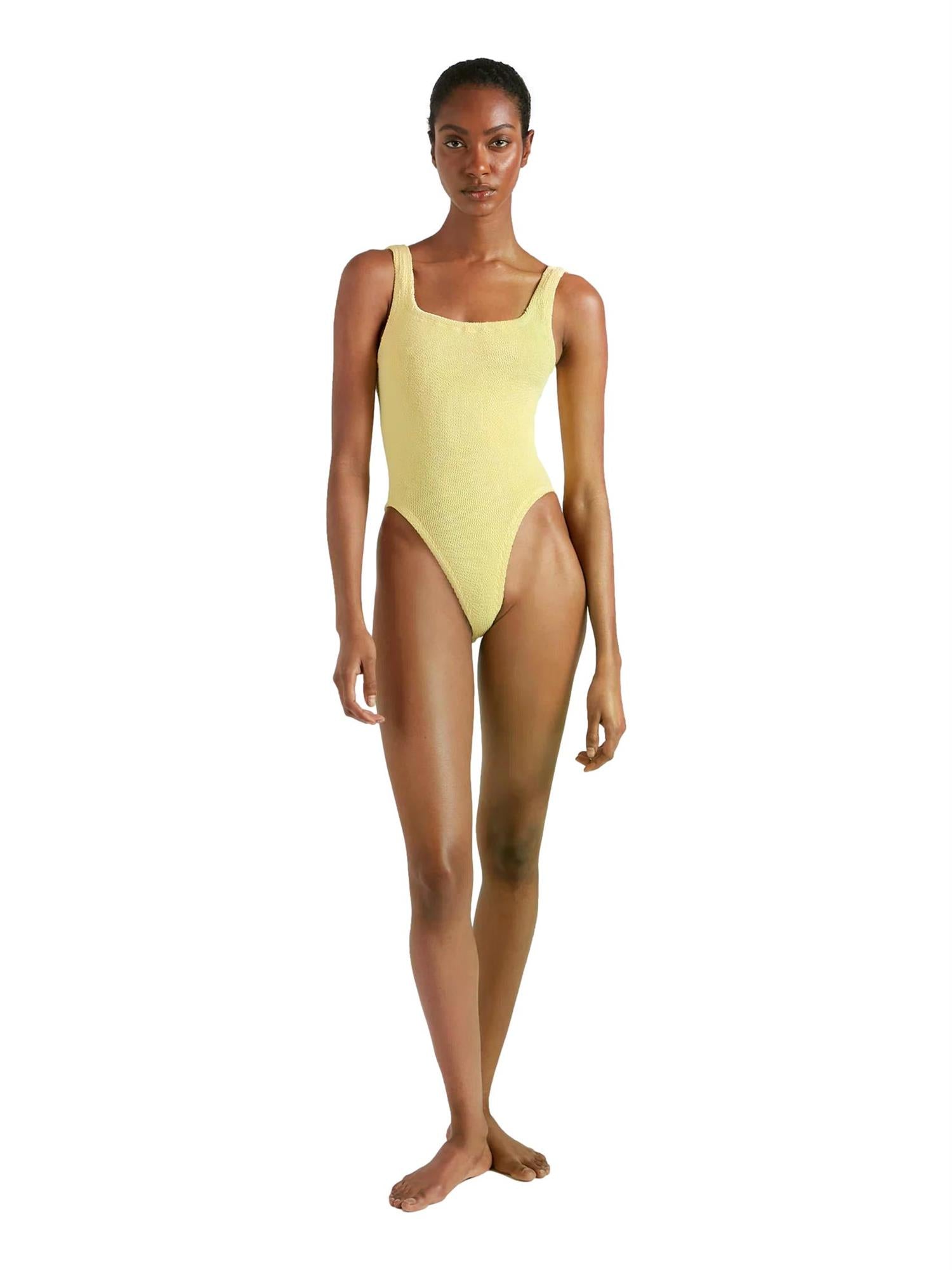 Hunza G square neck badedrakt i gul med tettsittende passform og unikt design, perfekt for sommer og svømmeturer.