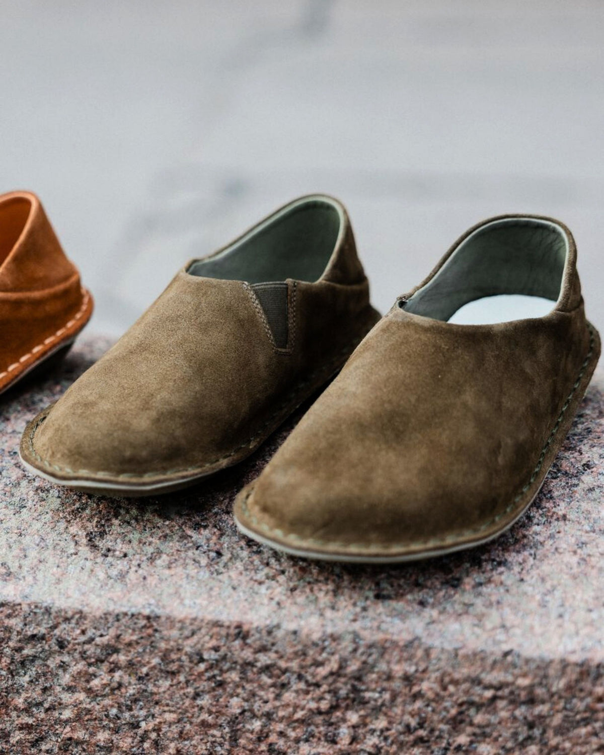 VIBAe Zuma Bio Suede Bosco Khaki sko med behagelig passform og naturlig utseende i mykt skinnmateriale.