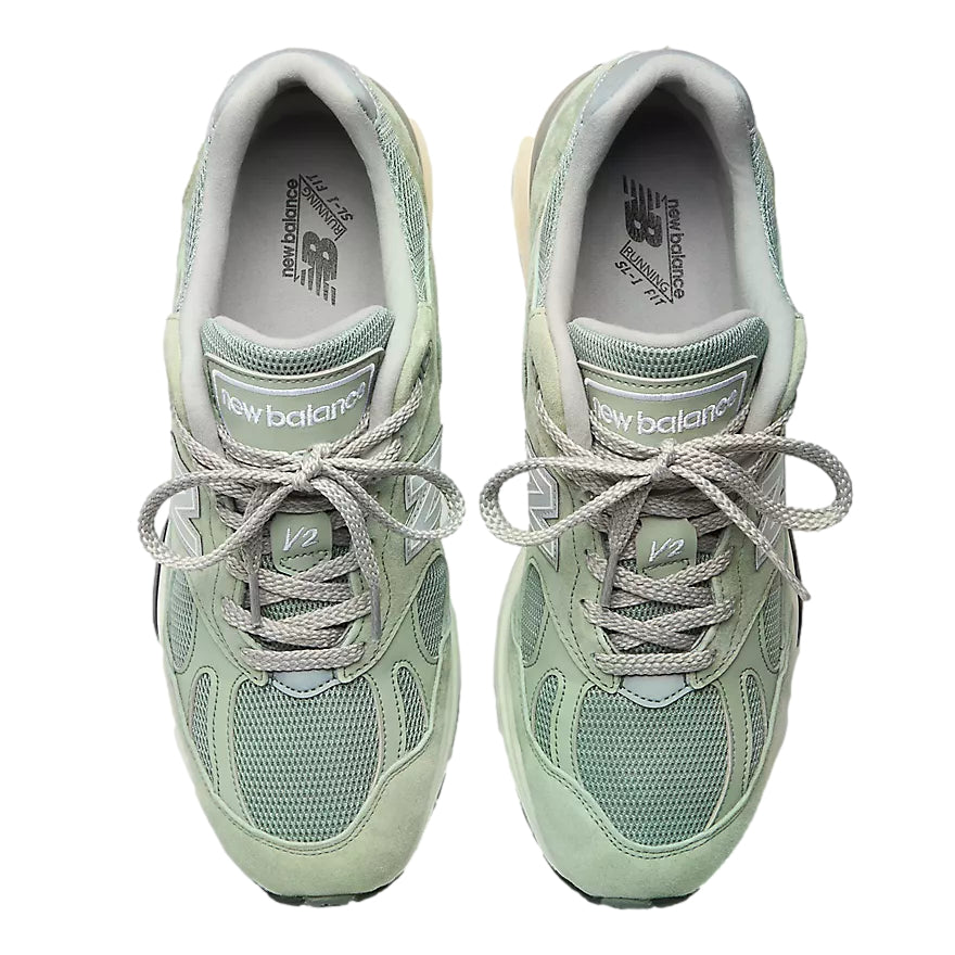 Lysegrønne New Balance Made in UK 991v2 sko med hvite detaljer og komfortabel design, vist fra siden.