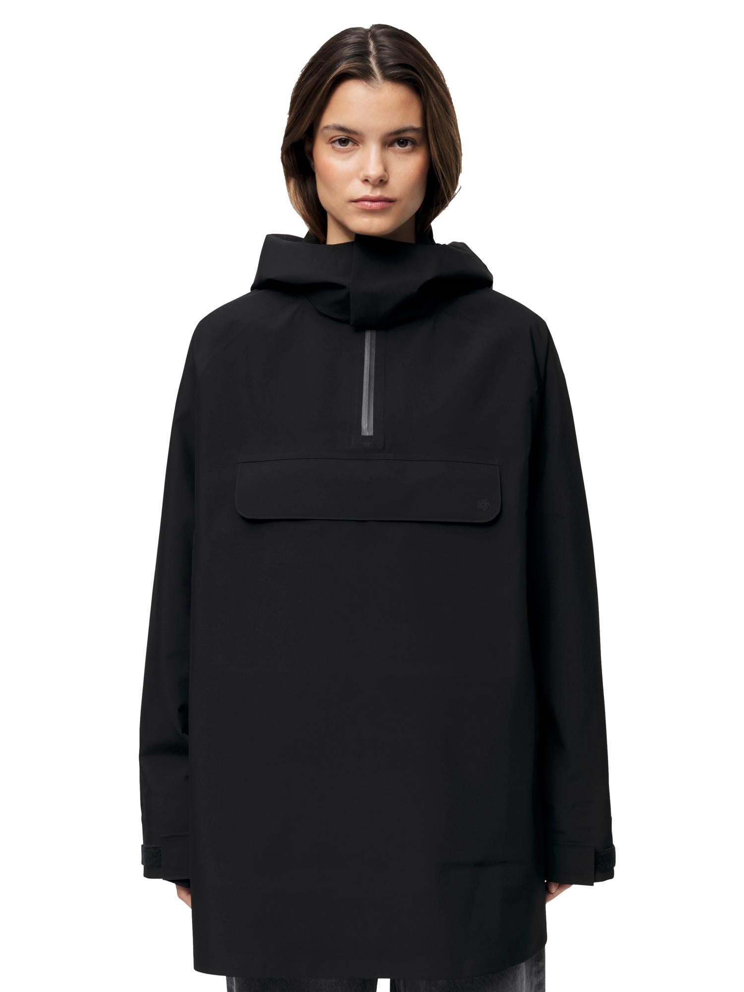 Blæst Voss Poncho jakke i sort med varm, komfortabel passform og moderne design for utendørs bruk.