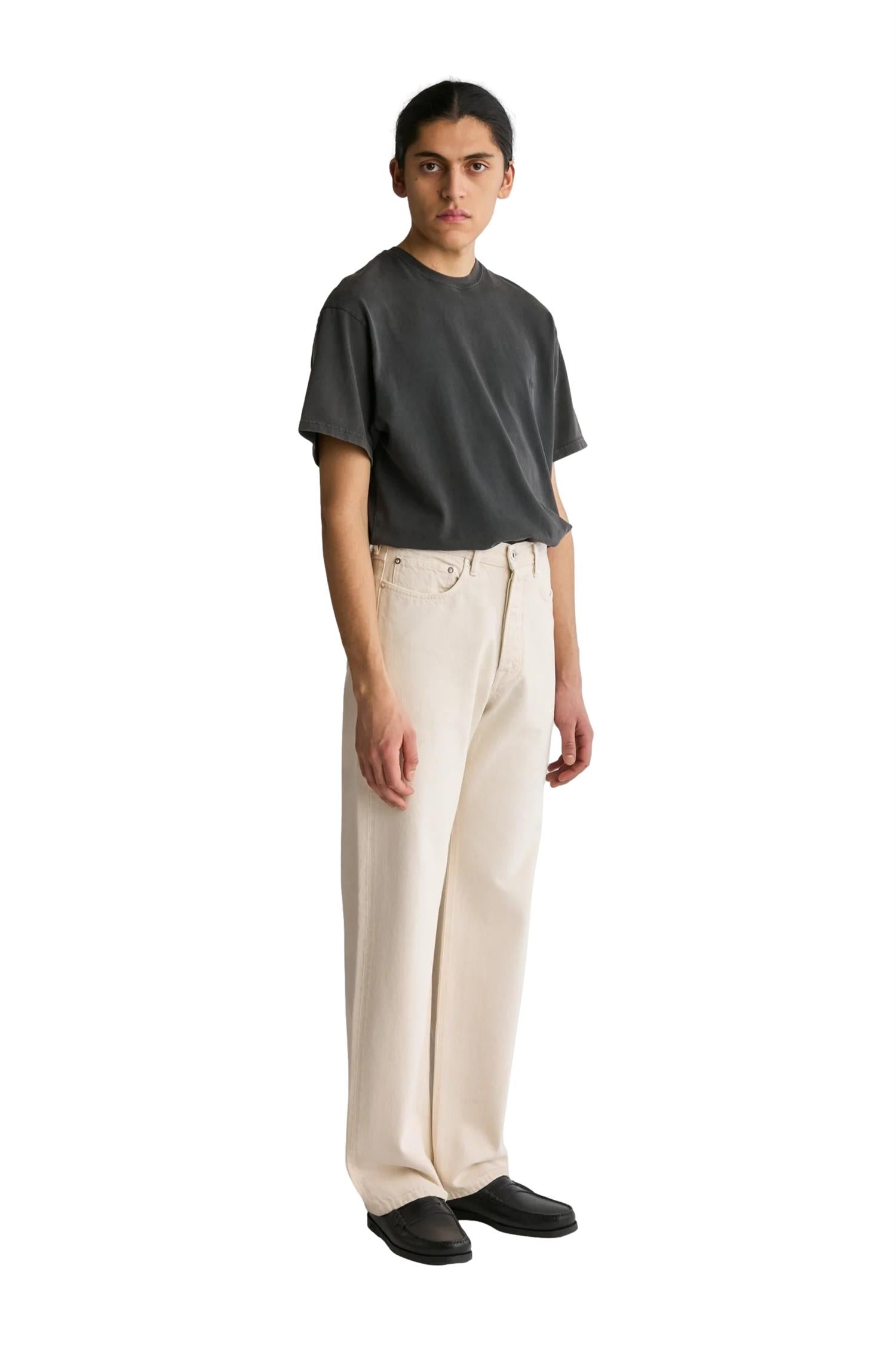 Livid Barnes Fade Bone jeans i off-white med slitt og faded design, vises på bildet. Klassisk jeansstil fra Livid.