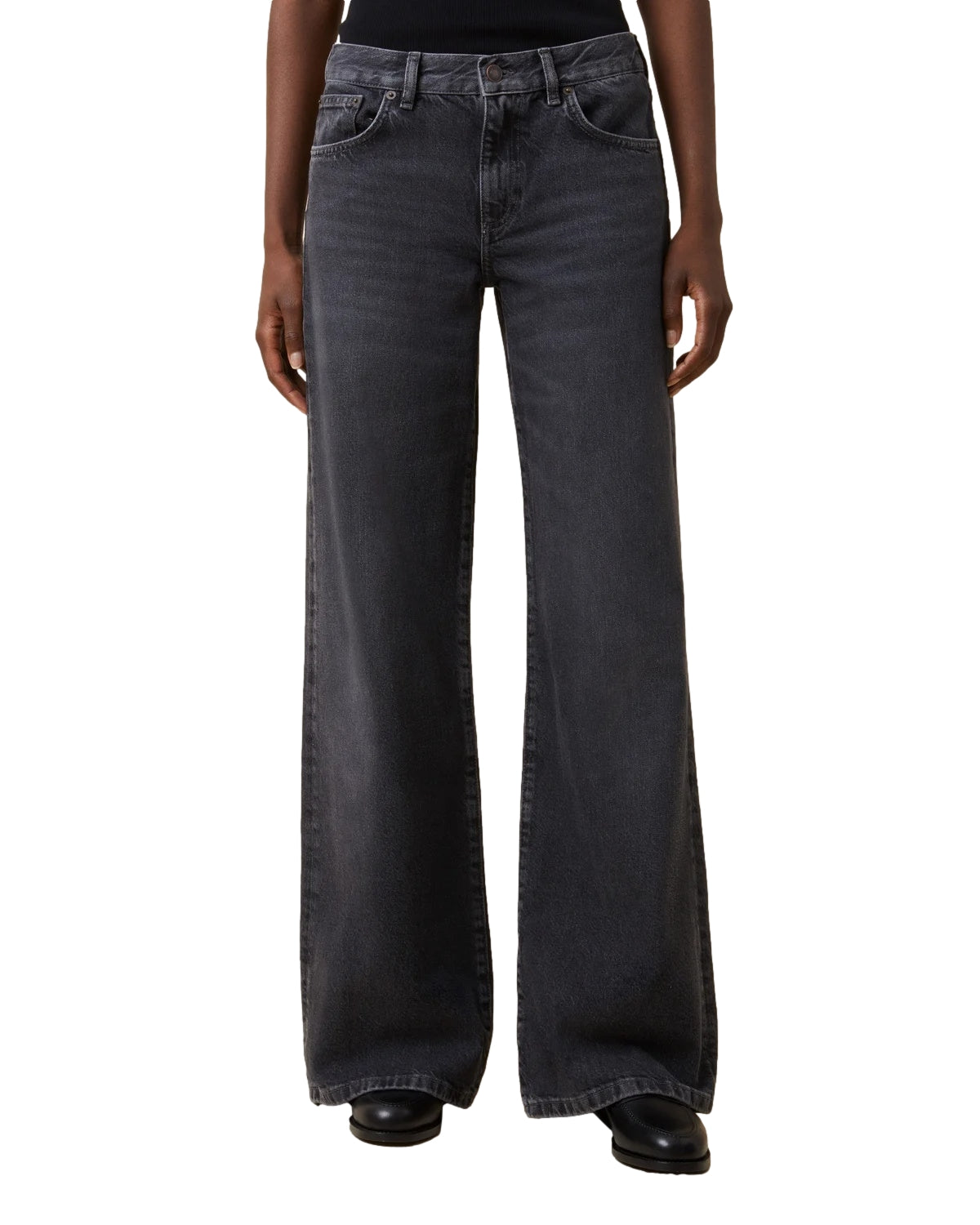 Jeanerica Kyoto svarte vintage jeans, klassiske og slitesterke, vist på modell foran nøytral bakgrunn.