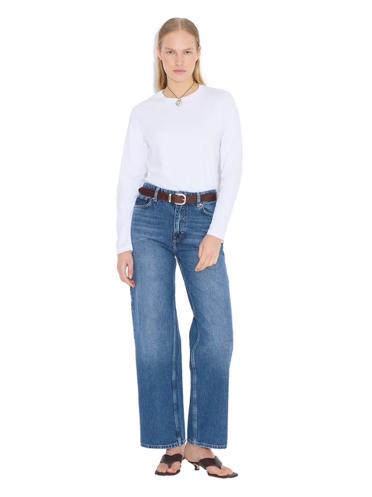 Holzweiler W Wide-Leg jeans i denim, vises i dette bildet, med løse bukser og klassisk denimfarge.