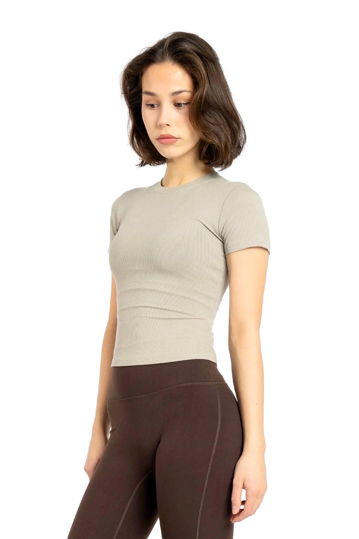 Beige MCB Sportswear ribbet cropped T-skjorte, godt synlig med fokus på ribbestruktur og kort, moderne passform.