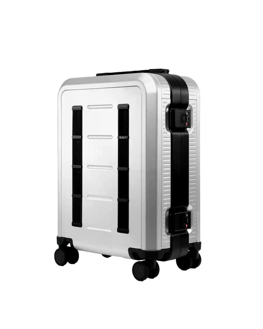 Db Ramverk Alu Carry-On koffert i sølv og sort med hjul og teleskophåndtak, lett og slitesterk.