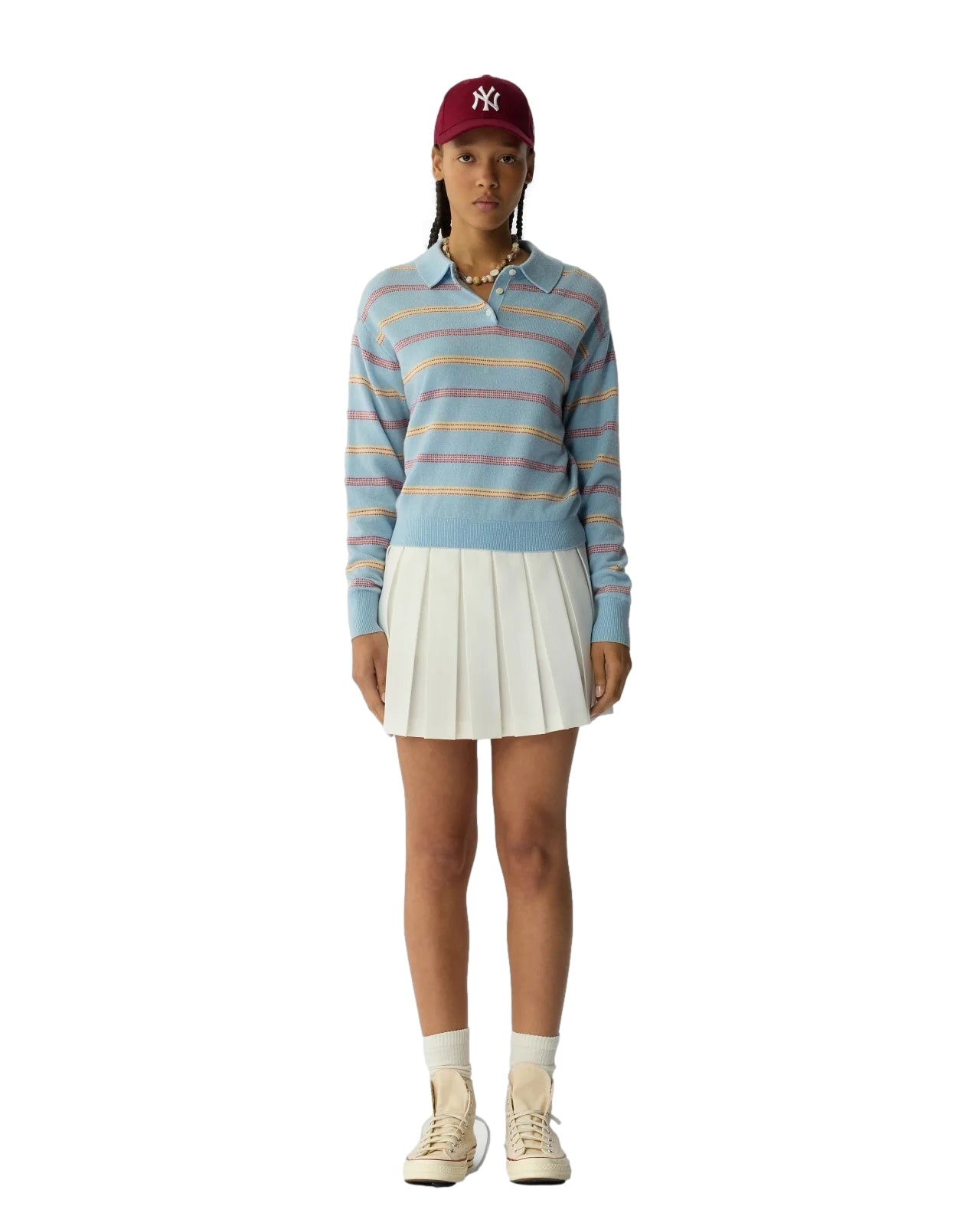 Guest In Residence Collegiate Stripe Polo-genser i blå med stripemønster, vises på modell foran nøytral bakgrunn.