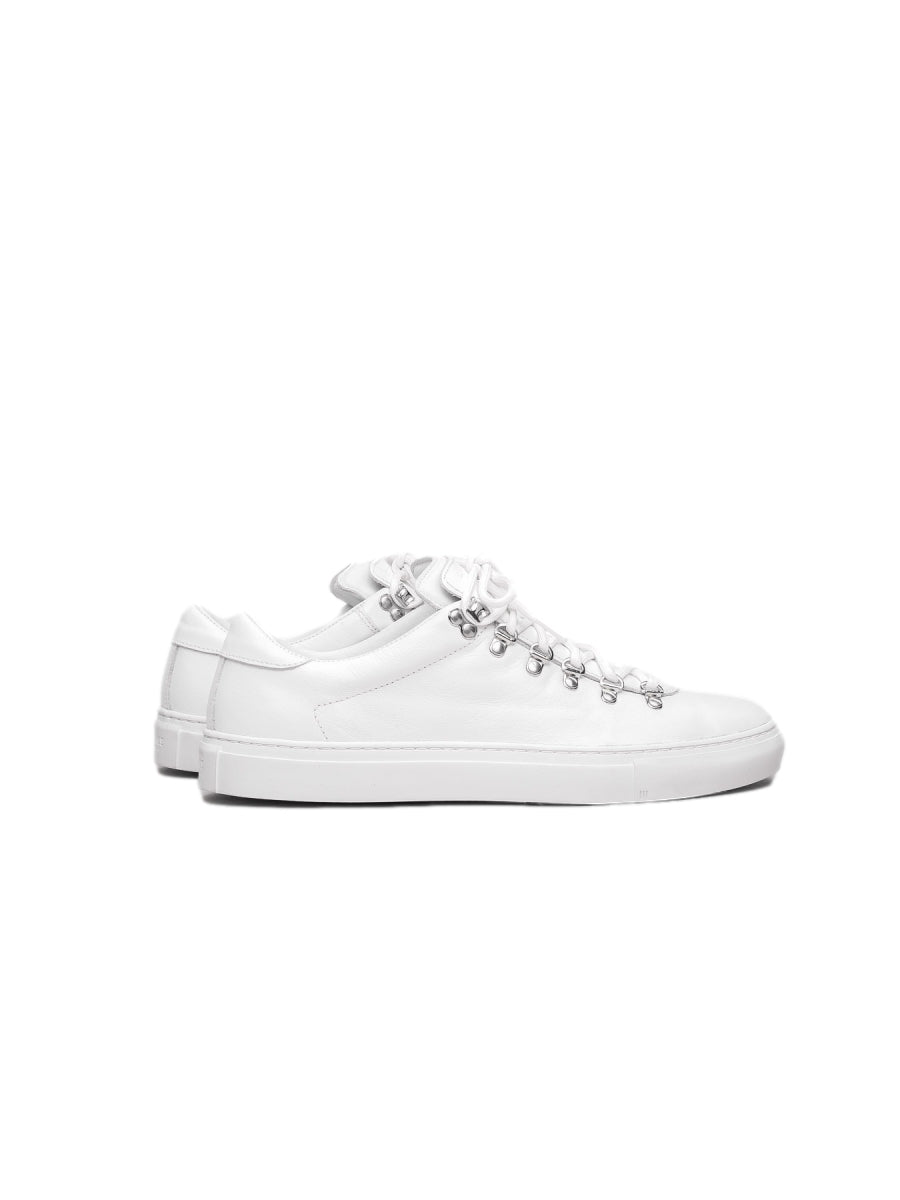 Diemme Marostica Low hvite nappa skinnsko for menn, casual design, vises med hvit lakkfinish og hvit såle.