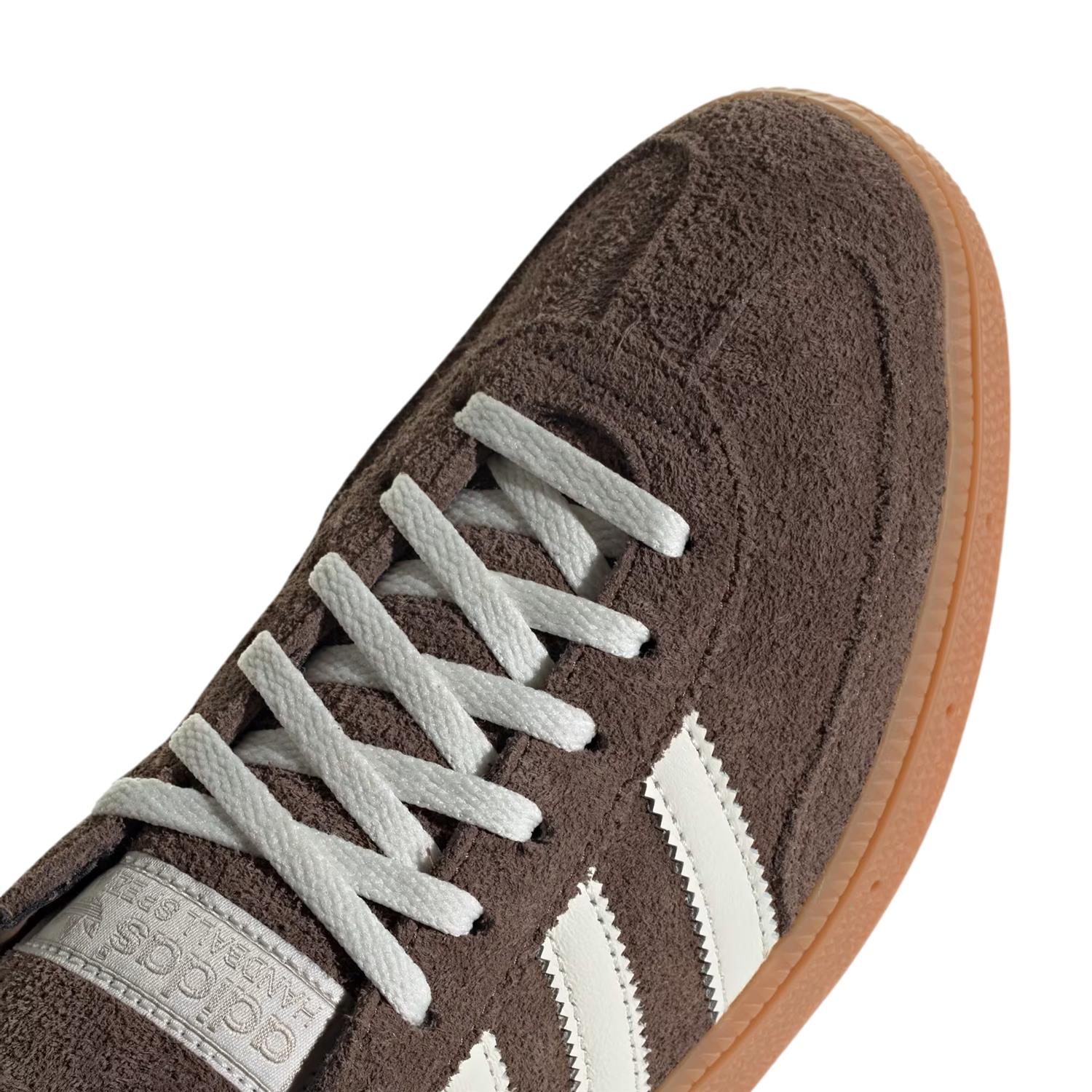Adidas Handball Spezial IF6490 sko i brunt med hvite detaljer, vist fra siden, egnet for håndballspillere