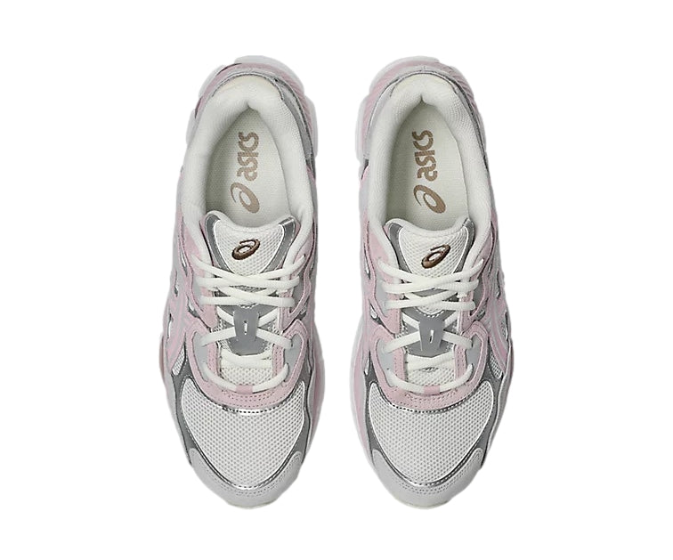 Asics GEL-NYC sko i beige og rosa, med komfortabel design og synlig GEL-absorbering, perfekt for daglig bruk.