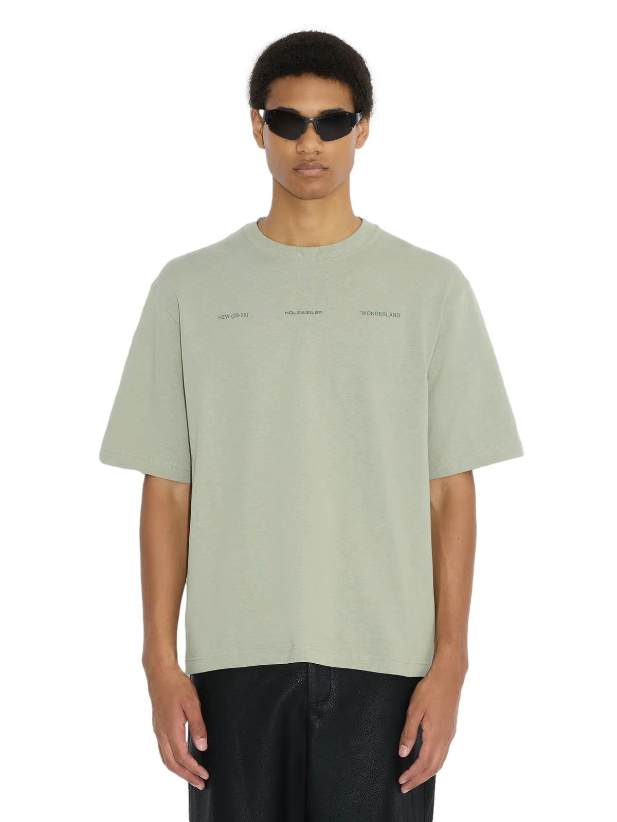Lysegrønn Holzweiler Ranger National Tee T-skjorte med enkel design og komfortabel passform, vist på modellen.