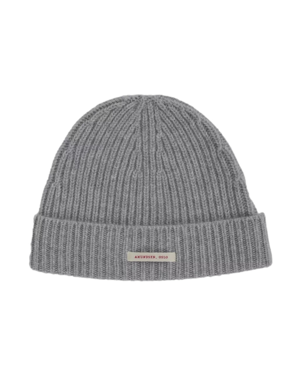 Amundsen cashmere lue i lysegrå med mykt, varmt stoff og enkel design, viser lueens tekstur og passform.