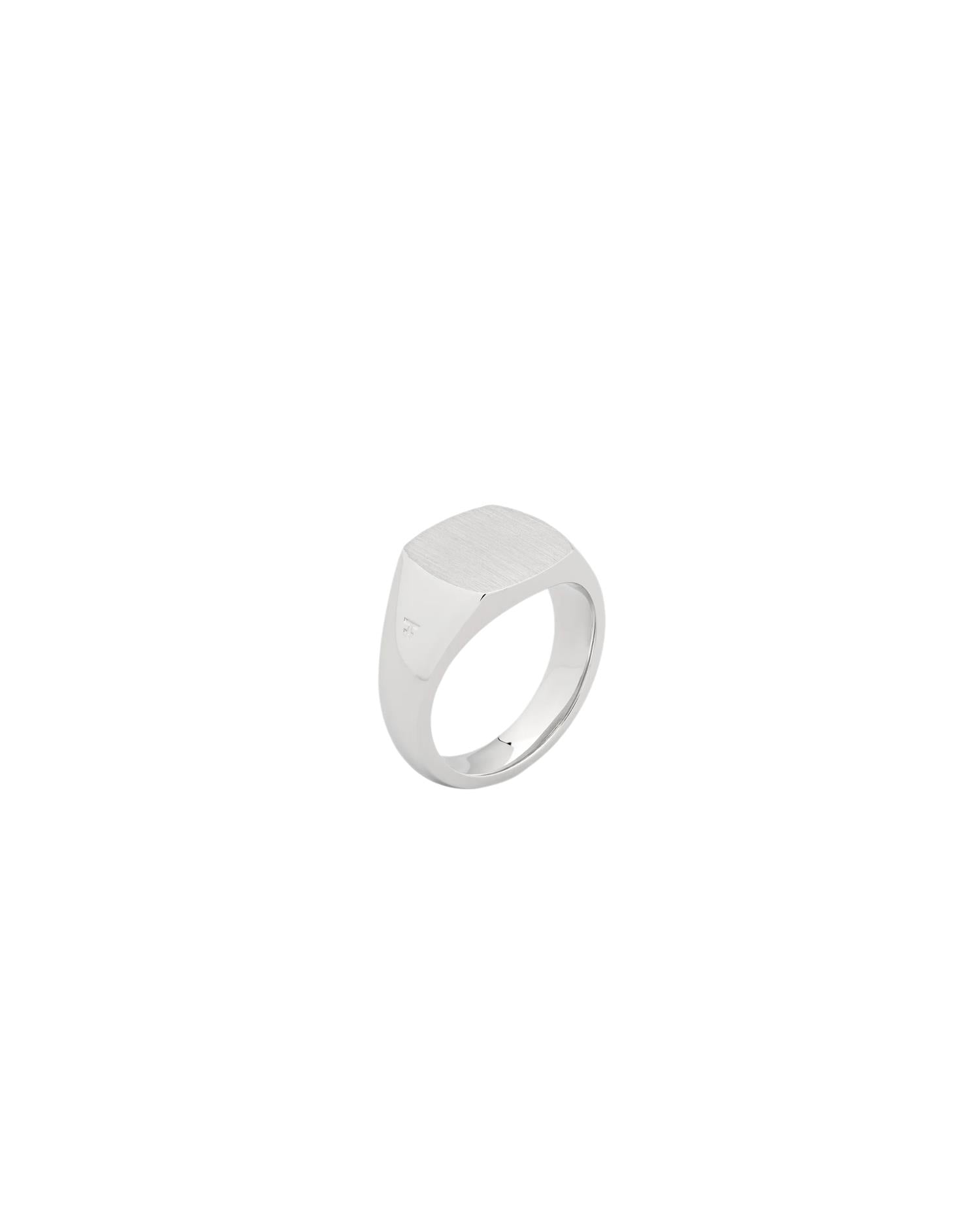 Tom Wood sølv satin ring med enkel design, vises på bilde. Elegant ring for kvinner og menn.