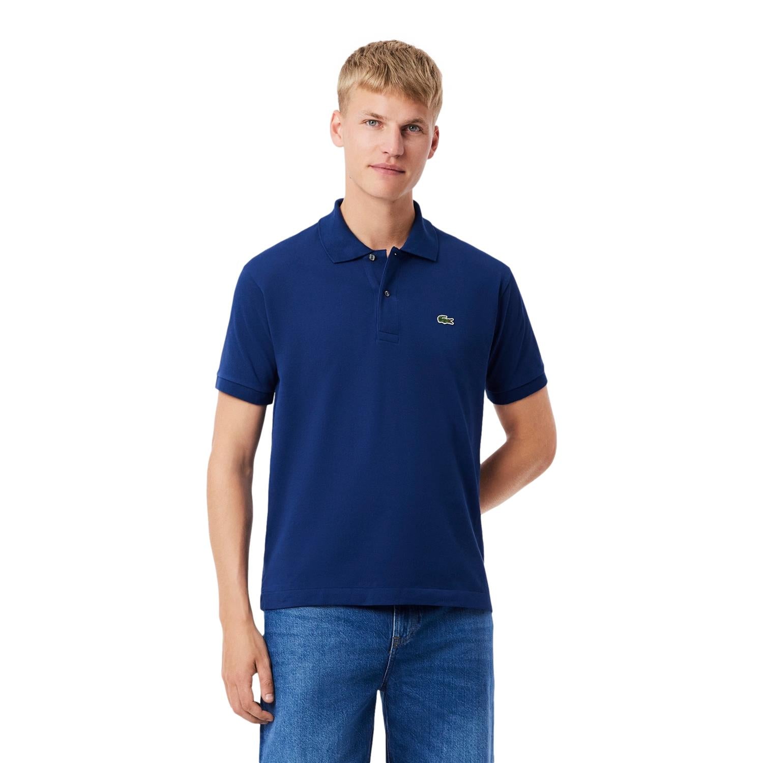Lacoste klassisk fit original polo-skjorte i marineblå, bomulls T-skjorte med krage og logo på brystet.