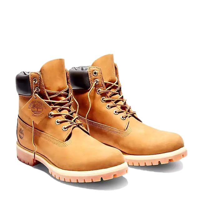 Timberland 6-tommers premium støvel i gul skinn, vises med fokus på støvelens detaljer og robuste design.