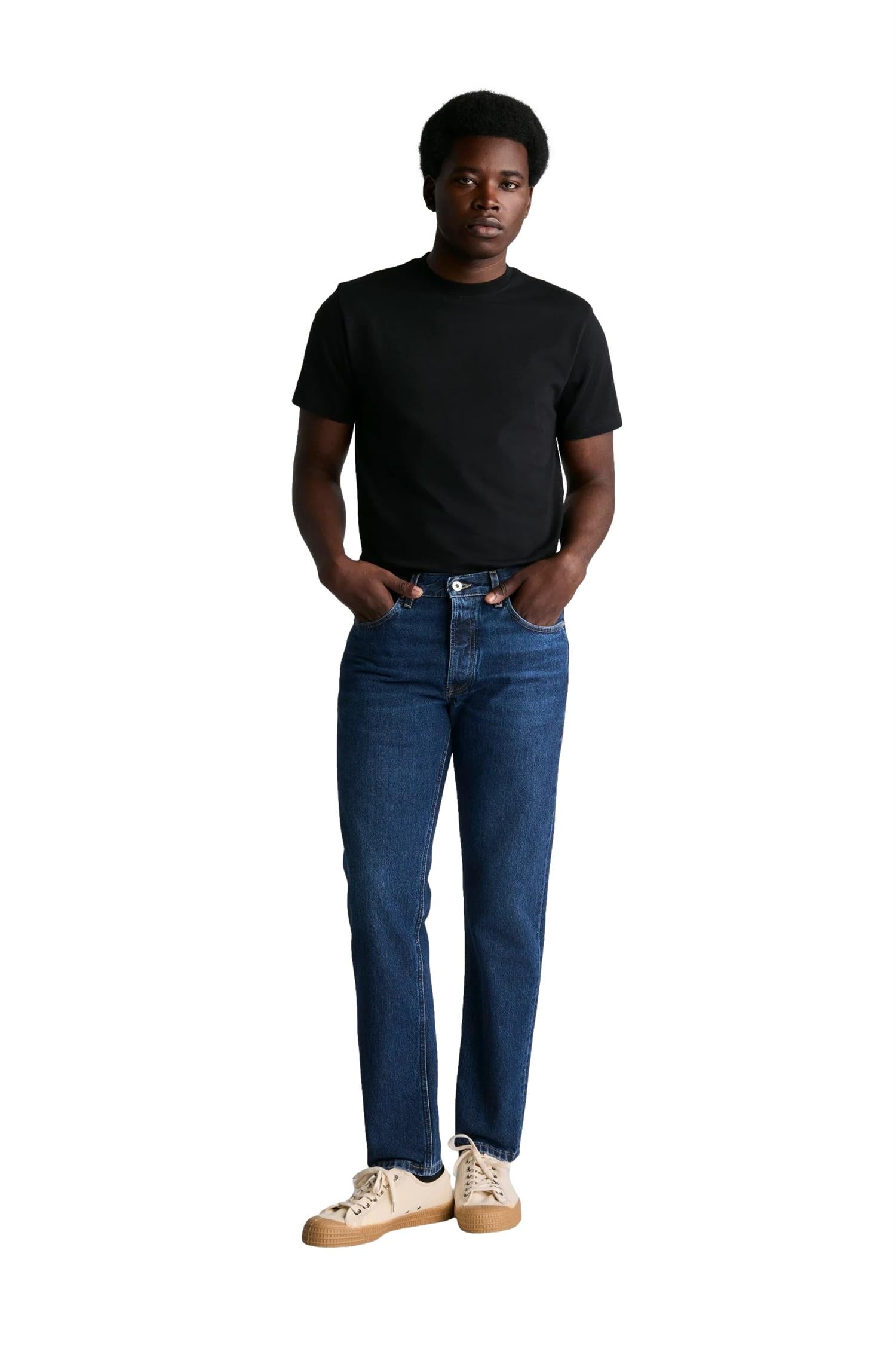 Livid Miko Japan Indigo Dusk jeans i mørkeblå med klassisk passform og denimmateriale, vist på modell.