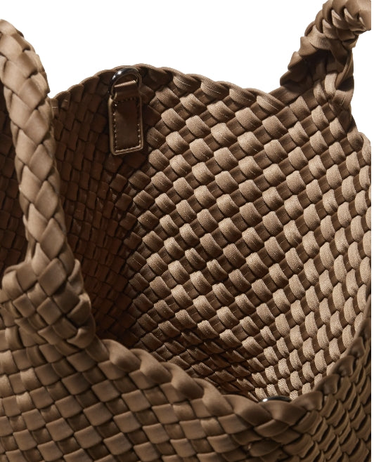 Naghedi St. Barths liten toteveske i minkfarget stoff med brune detaljer, casual og romslig design.