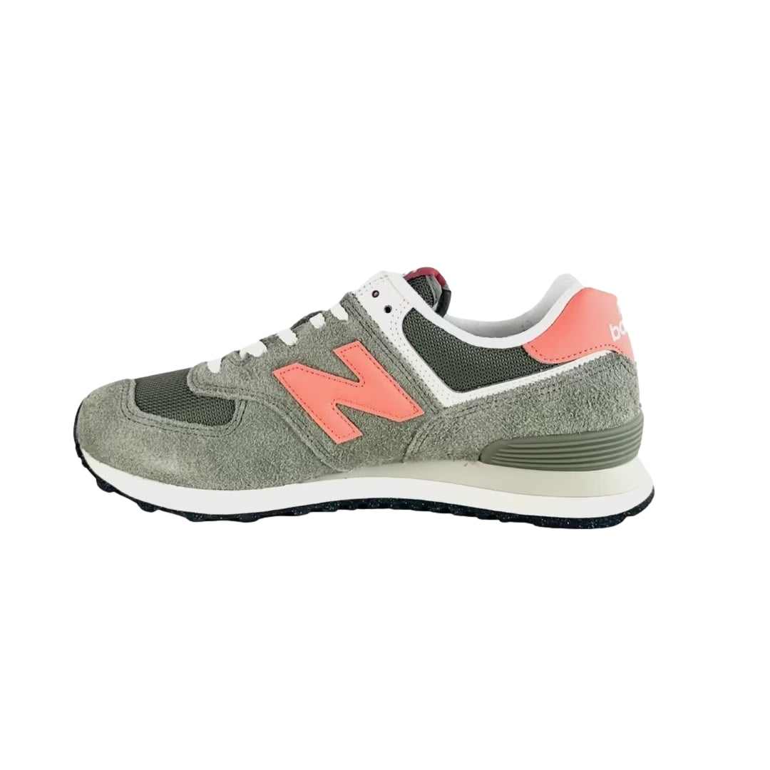 Grønne New Balance U 574 sko med klassisk design og lakkert overflate, vist på en flat overflate.