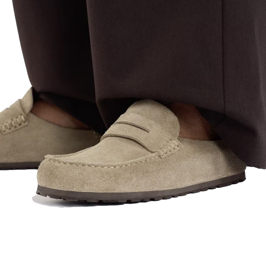 Birkenstock Naples taupe sko med innpakket design, komfortabel og stilfull for daglig bruk, synlig i bildet.