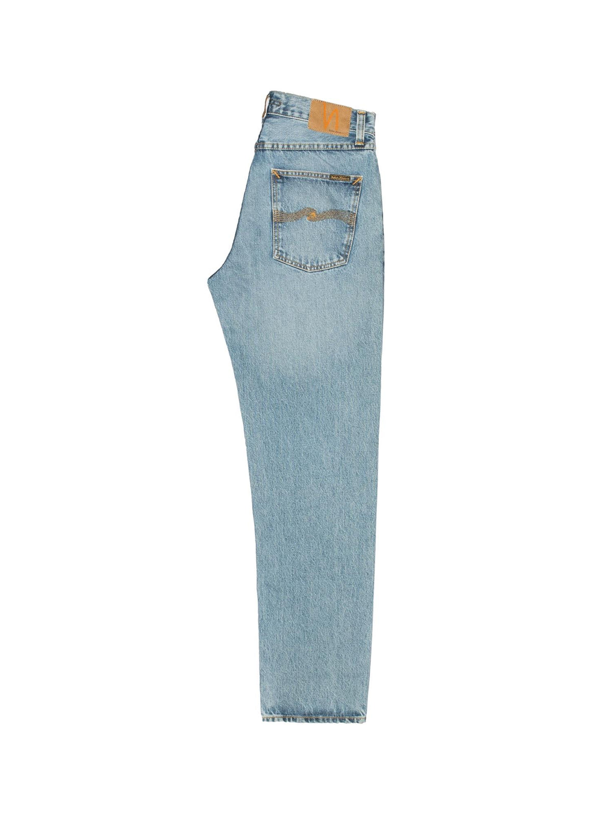 Nudie Jeans Rad Rufus blå denim jeans for menn, klassisk snitt og indigo-farget bomullsstoff, vist på modell.