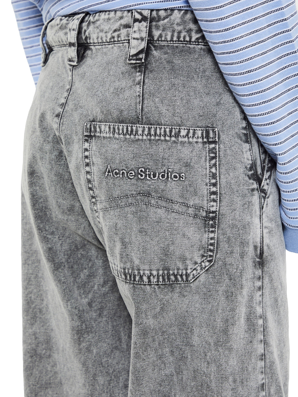 Grå denim Acne Cargo bukse med cargo lommer, komfortabel passform og moderne stil, vist på modellen.