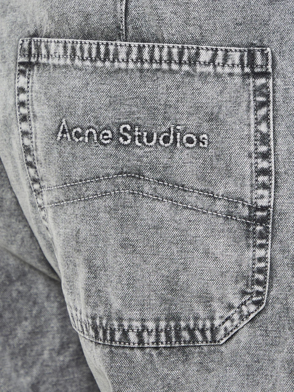 Grå denim Acne Cargo-bukse med lommer og avslappet passform, laget av cargo-stil materiale.