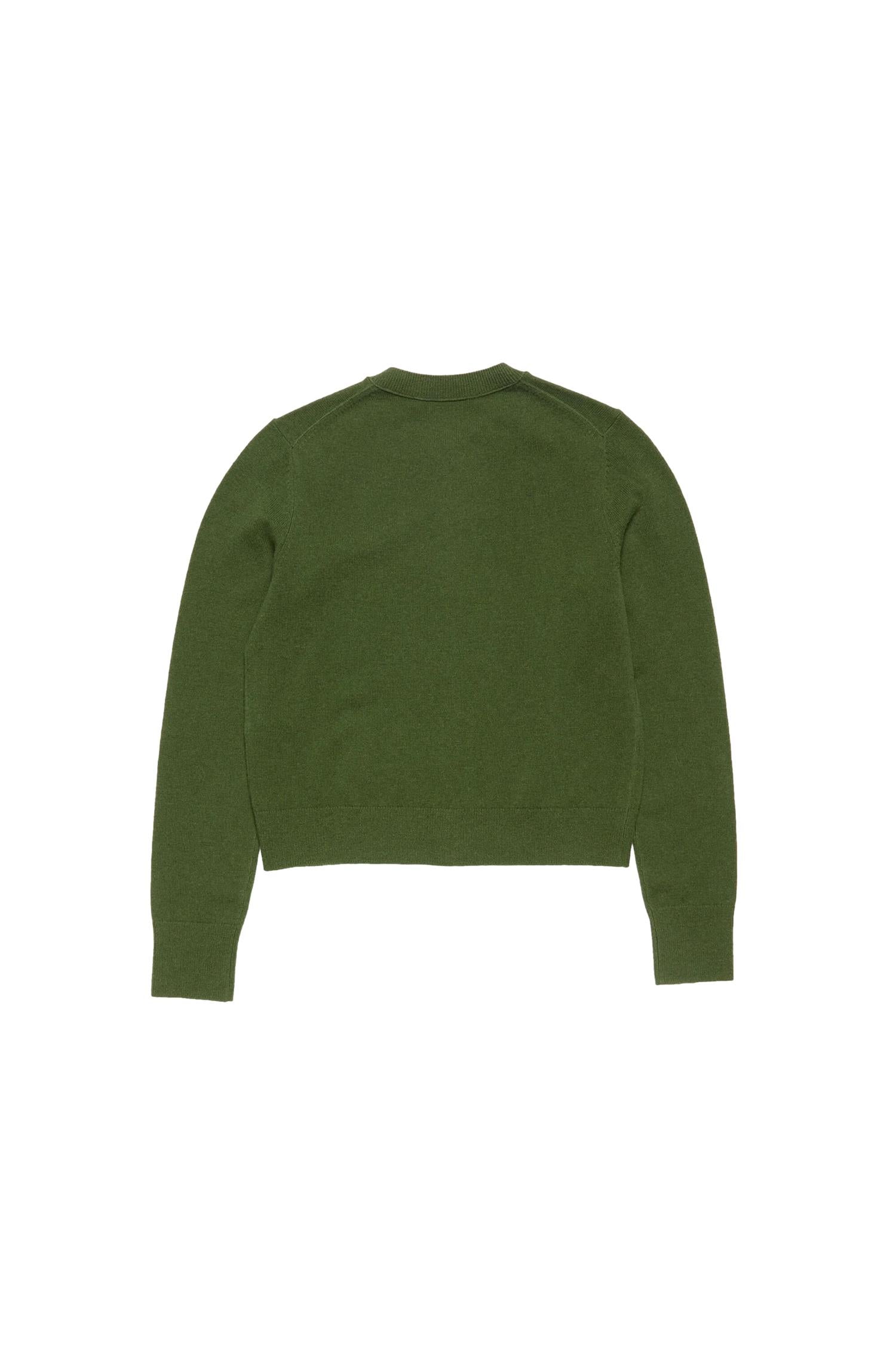 Grønn Acne Cardigan med tettsittende passform og knappestolpe, laget av mykt og behagelig stoff.