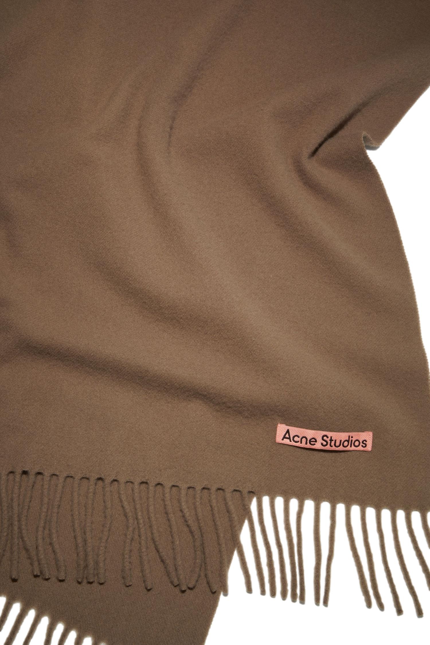 Acne Fringe Wool Scarf Skjerf Karamell - modostore.no