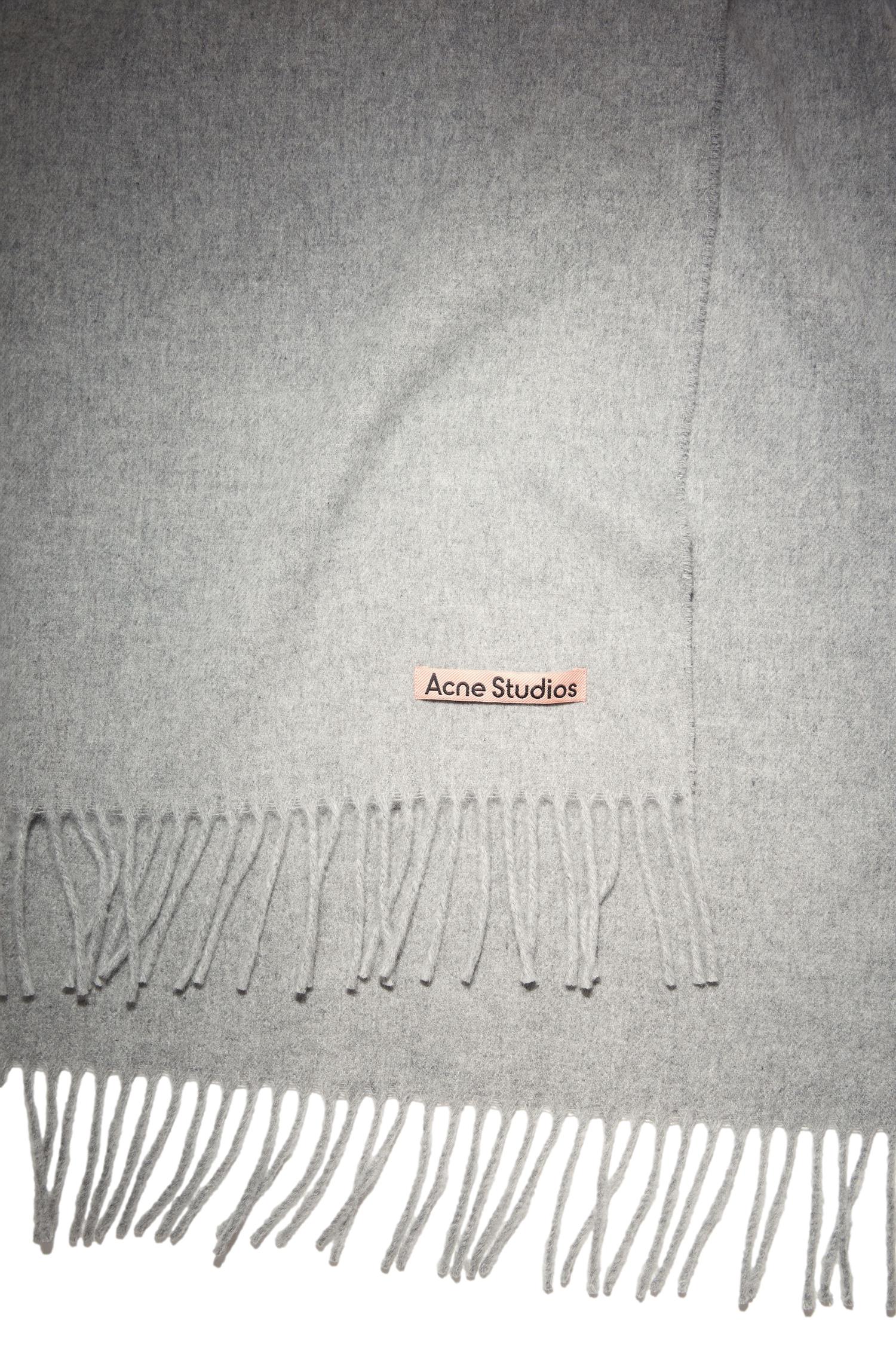 Acne Fringe Wool Scarf Skjerf Lys Grå Melert - modostore.no