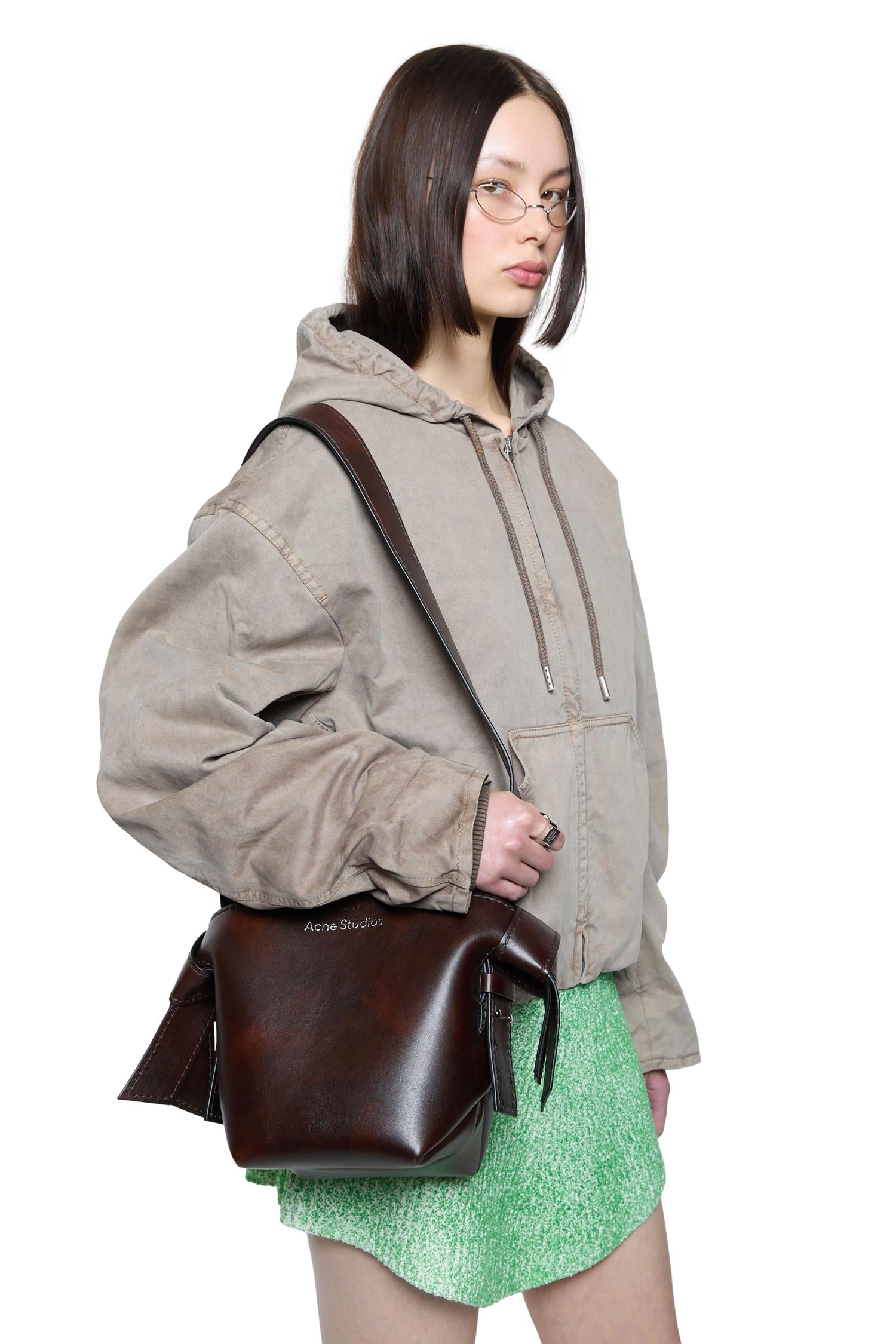 Acne Musubi Mini Veske Mørkebrun - modostore.no