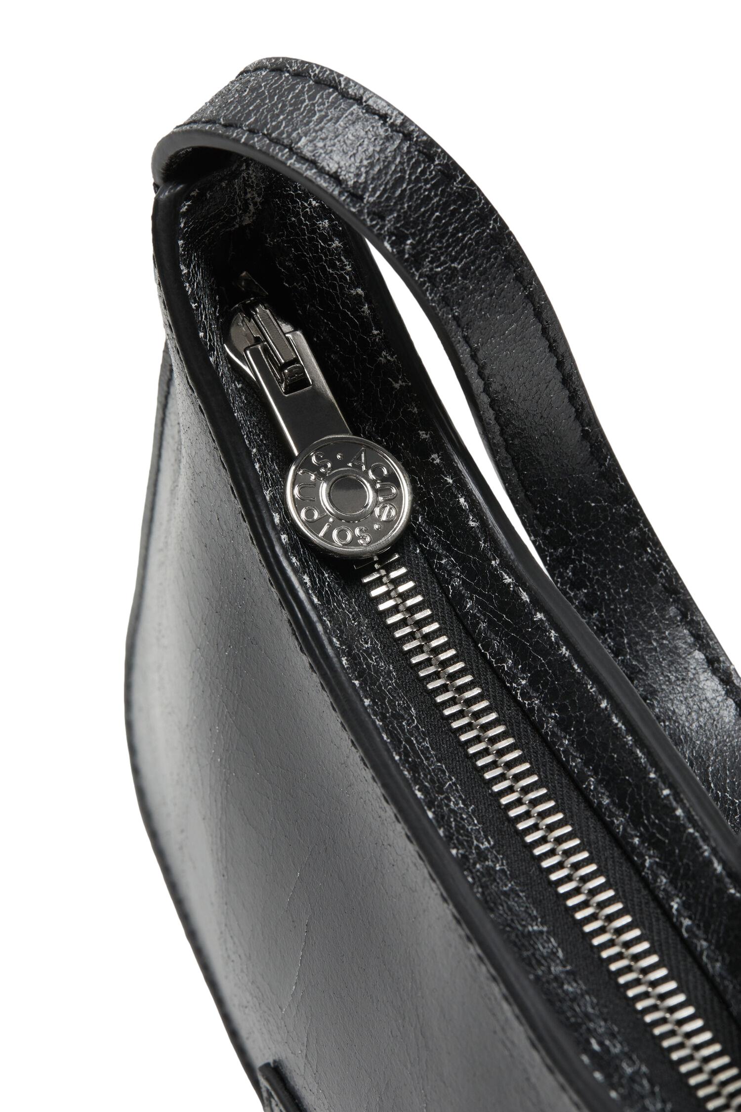 Sort Acne Platt Micro skulderveske med kompakte design og justerbar stropp, perfekt for daglig bruk og stil.