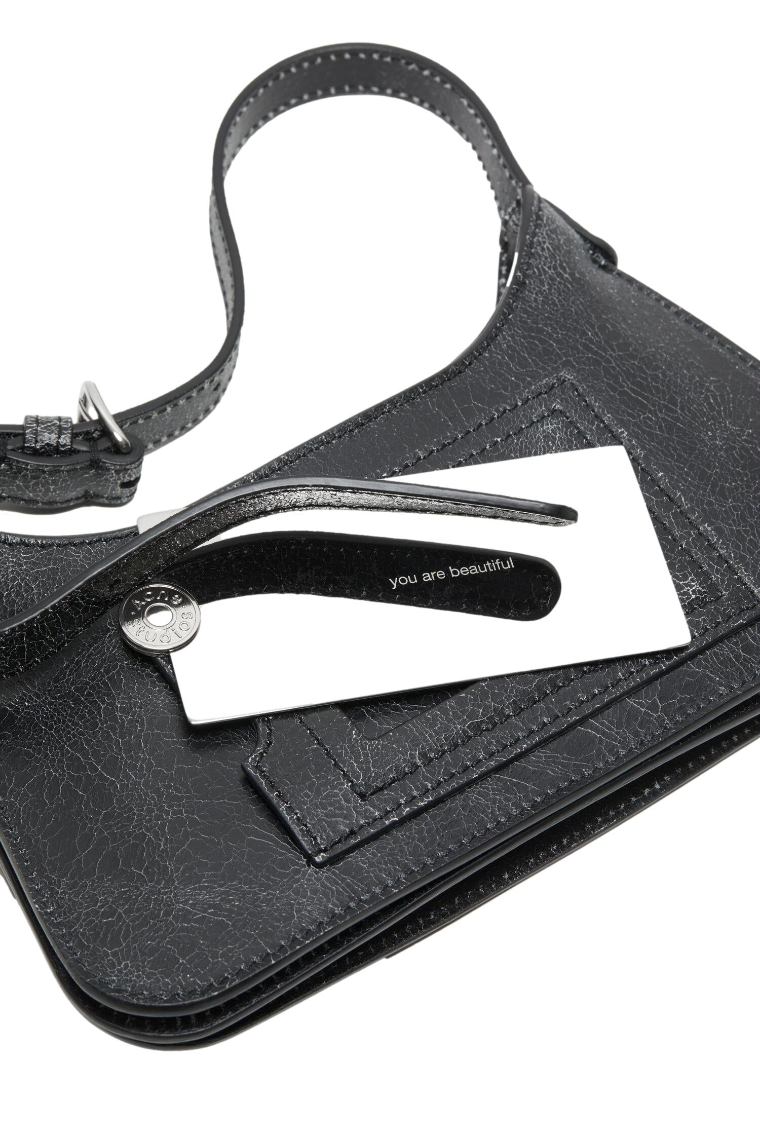 Sort Acne Platt Micro skulderveske med justerbar rem og kompakt design, synlig med glatte overflater og minimalistisk stil.
