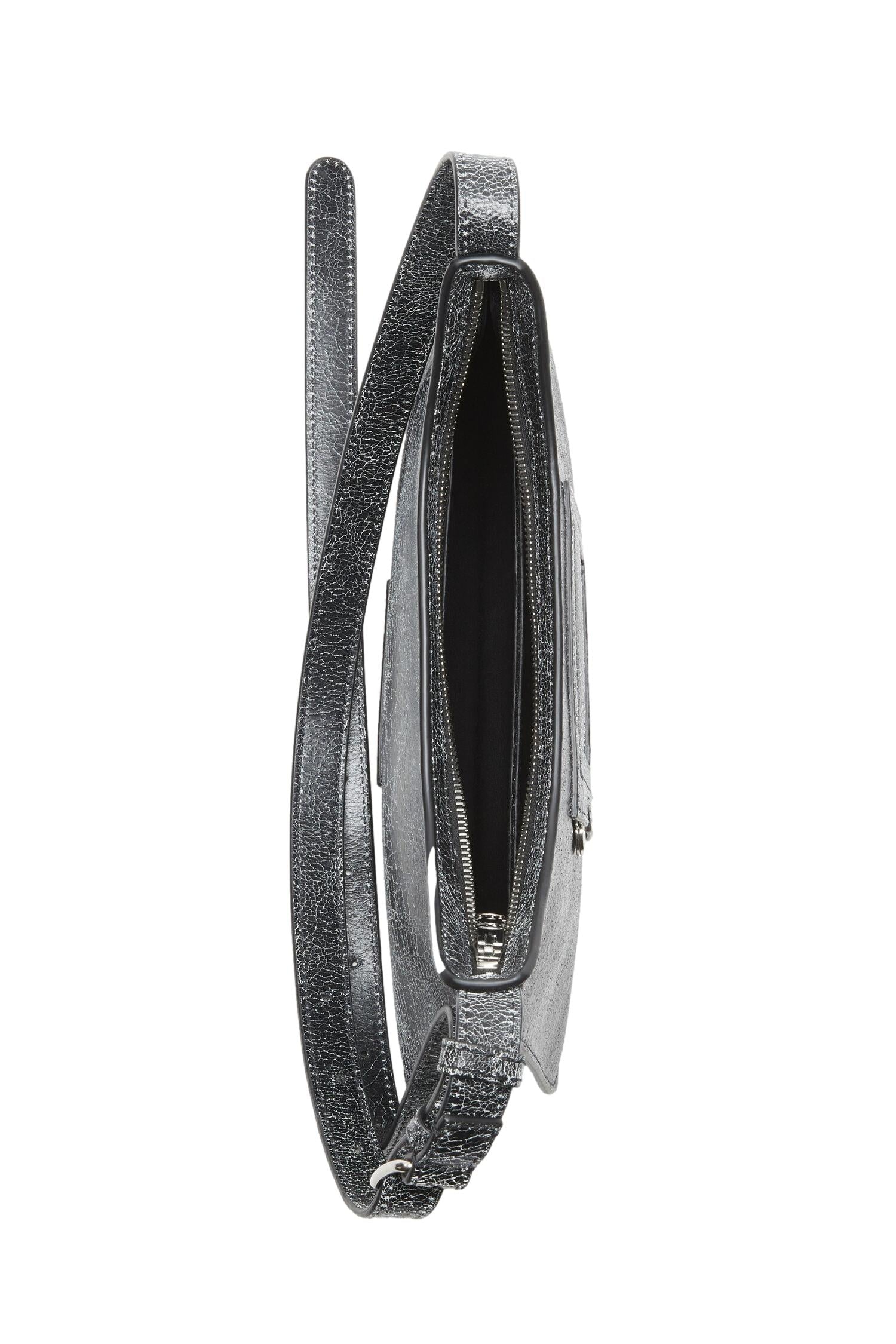 Sort Acne Platt Mini skulderveske med kompakte design og justerbar rem, laget av slitesterkt materiale.