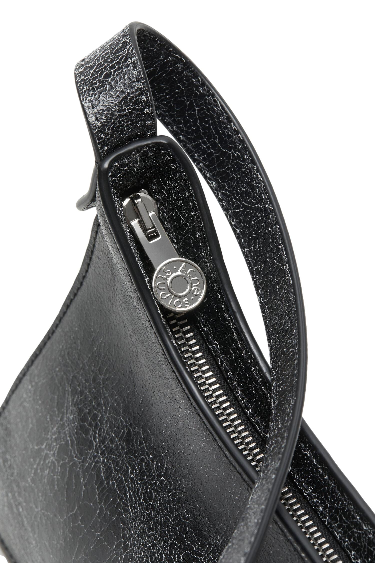 Sort Acne Platt Mini Shoulder Bag, liten og stilfull veske med skulderrem, synlig i bildet.