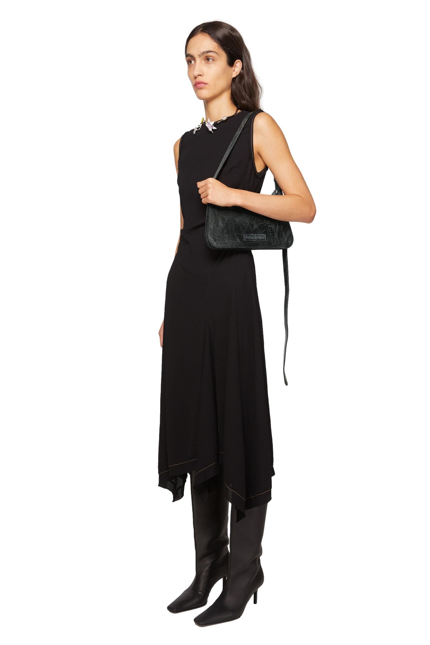 Sort Acne Platt Mini Shoulder Bag veske med justerbar stropp og minimalistisk design, perfekt for daglig bruk.